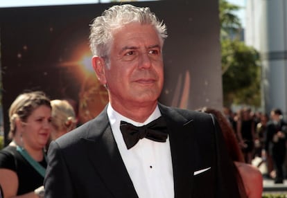 Anthony Bourdain viajó por todo el mundo para recabar experiencias que luego retrataba en sus reportajes y en sus programas de cocina. En la fotografía, el cocinero llega a la ceremonia de los premios Emmy de 2013.