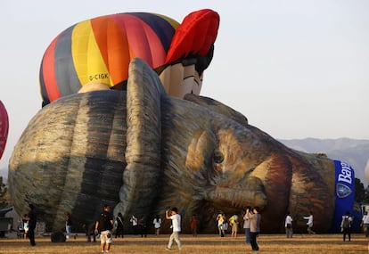 Un globo con la forma de la cara del pintor francés Vincent van Gogh a medio hinchar durante la 19 edición del Festival de globos aerostáticos en Pampanga, Filipinas.