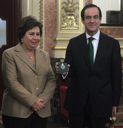 La Defensora del Pueblo, María Luisa Cava, durante la entrega del informe anual de la institución correspondiente a 2010 al presidente del Congreso, José Bono.