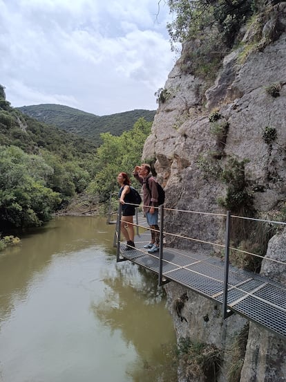 Unas pasarelas metálicas clavadas a la pared de roca, sobre el cauce del río Ebro, permiten disfrutar del vértigo.
