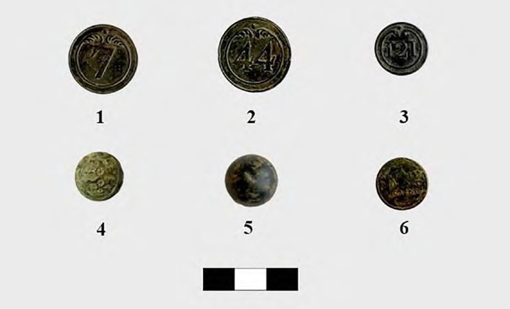 Seis de los botones hallados en el campo de batalla catalán.