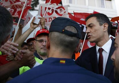 El líder del PSOE Pedro Sánchez habla a un grupo de manifestantes fuera de la sede del debate televisado entre los líderes de los cuatro principales partidos políticos.