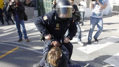 Un policía intenta detener a un estudiante en Valencia, el pasado mes de febrero.