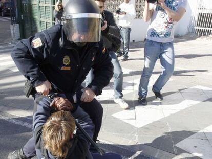 Un policía intenta detener a un estudiante en Valencia, el pasado mes de febrero.