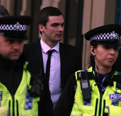 Entre diciembre de 2014 y febrero de 2015, el delantero del Sunderland Adam Johnson (Sunderland, 1987) acosó a una joven de 15 años a través de Internet, quedó con ella y llegó a besarla en la boca. Mientras todo esto sucedía la esposa de Johnson estaba embarazada de su primer hijo. En cuanto la víctima denunció a Johnson, éste fue detenido e interrogado. Pero hasta febrero de 2016 no reconoció ante el juez ser culpable del acoso y del abuso a la menor, aunque negó haber mantenido relaciones sexuales completas con ella, tal y como le imputaba la acusación. Como consecuencia, el futbolista fue condenado a seis años de cárcel. A día de hoy, la promesa rota del balompié británico continúa en la penitenciaría de Armley: según una fuente de dicha institución, “una banda de presos la ha tomado con él y no deja de cantarle ‘violador, violador’ en cuanto sale de su celda. Nadie quiere acercarse a él”. En la imagen, Adam Johnson abandona los juzgados en marzo de 2016, en Bradford, Inglaterra.