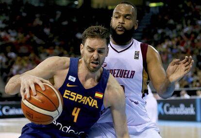 Gasol, ante la defensa de Echenique.