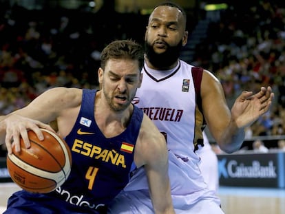 Gasol, ante la defensa de Echenique.