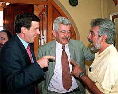 Joan Ignasi Pla, a la izquierda, con Pasqual Maragall, ayer, antes de la comida organizada por los socialistas.