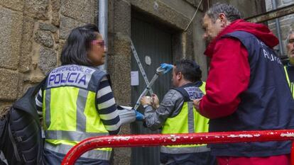 Agentes policiales precintan un local en A Pedra