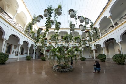 Obra 'La forma de un florero' del artista francés Patrick Nadeau, presente en el Festival Internacional de las Flores, FLORA, ubicada en el patio del Museo Arqueológico de Córdoba.