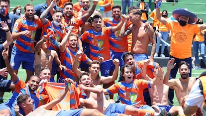 Los jugadores del Panadería Pulido celebran el ascenso a la Segunda RFEF tras vencer al Atlético Paso en el Campo Municipal de El Paso, el 6 de junio.