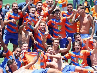 Los jugadores del Panadería Pulido celebran el ascenso a la Segunda RFEF tras vencer al Atlético Paso en el Campo Municipal de El Paso, el 6 de junio.