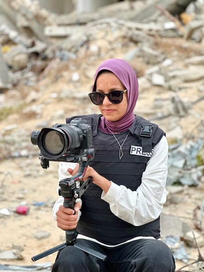 La periodista palestina Baraa Lafi trabaja en el sur de la Franja de Gaza, en agosto de 2025. Imagen cedida por la reportera.