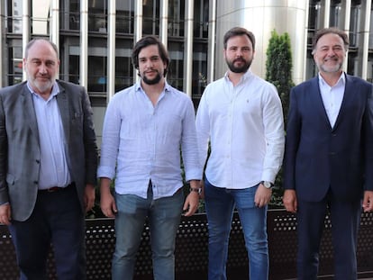 De izquierda a derecha: el presidente de Auren Consultores, Javier Cantera; los dos nuevos socios de Auren y cofundadores de Vectoriam, Pablo Martín Gil-Delgado y Carlos Calvo Cebrián; y el presidente de Auren, Mario Alonso 