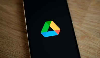 Logotipo de Google Drive en un móvil