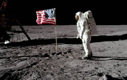 El astronauta Buzz Aldrin posa para una fotografía junto a la bandera de EEUU en la Luna, el 20 de julio de 1969.