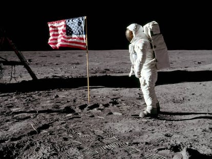 El astronauta Buzz Aldrin posa para una fotografía junto a la bandera de EEUU en la Luna, el 20 de julio de 1969.