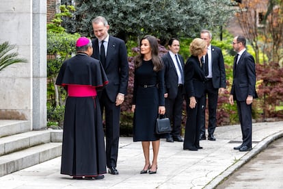 Los reyes, Felipe VI y Letizia, y la reina emérita Sofía son recibidos por el nuncio apostólico, Bernardito Auza, a su llegada a la Nunciatura Apostólica en Madrid este martes. 