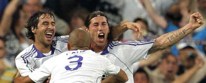 Raúl, Pepe y Sergio Ramos celebran el gol del delantero, el primero del Madrid.