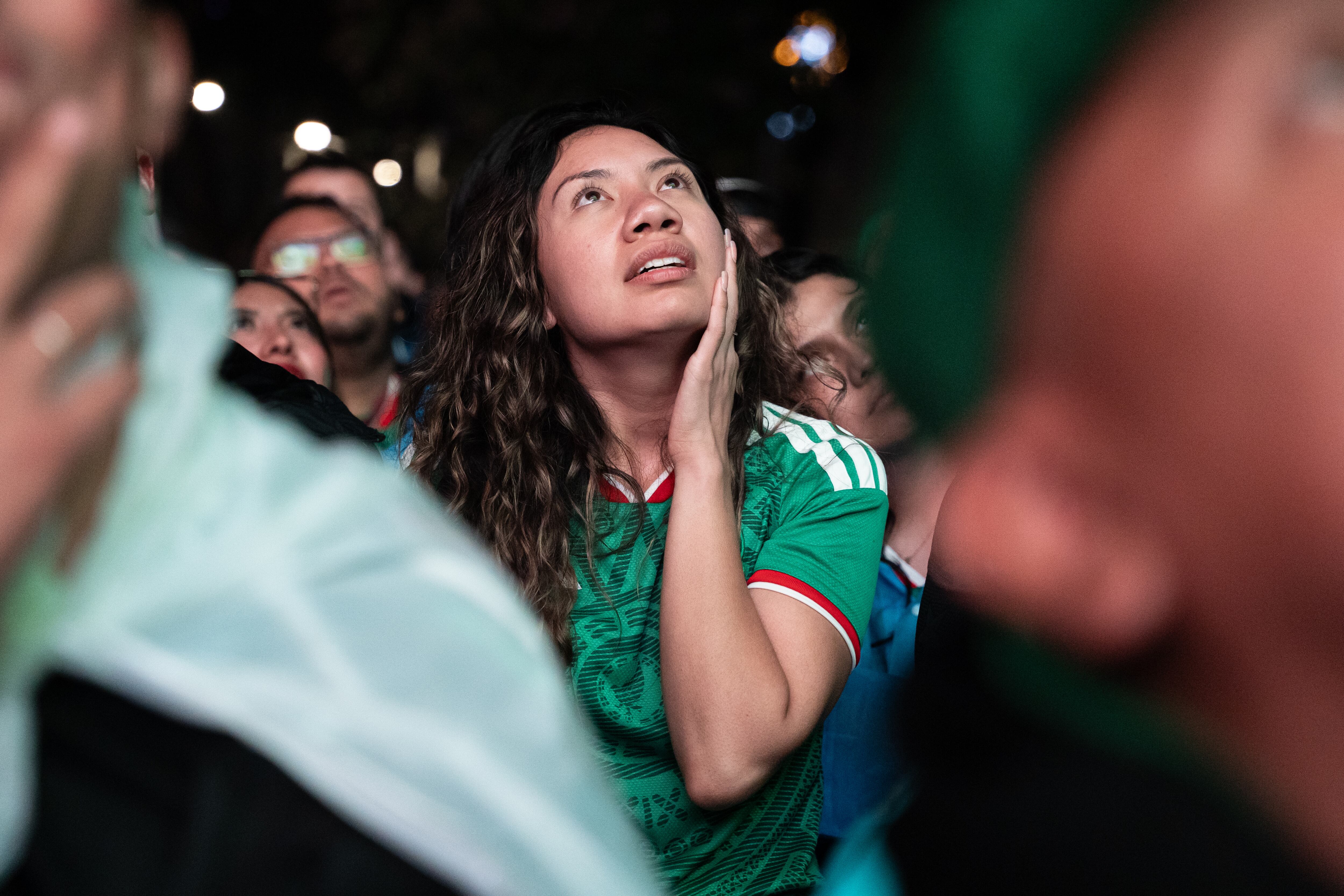 Una aficionada reacciona a la derrota de la selección mexicana en Ciudad de México.