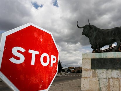 L'estàtua dedicada al Toro de la Vega, a l'entrada de Tordesillas.