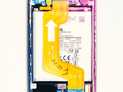 Las coloridas entrañas de un teléfono inteligente.