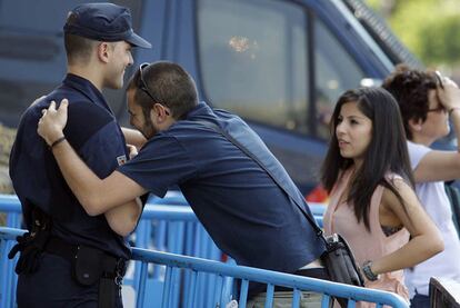 A protestor and a policeman share a joke in Puerta del Sol.