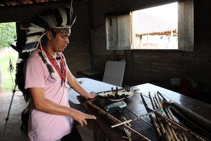 Artesano de la aldea Ekeurá, Pueblo Terena, Brasil.