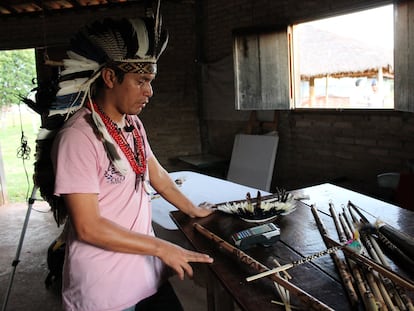 Artesano de la aldea Ekeurá, Pueblo Terena, Brasil.