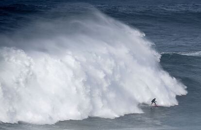La surfista brasileña Maya Gabeira, una de las pocas mujeres que practican Tow-in volvio a la dar muestras de su valentía. La surfista, de 30 años, tuvo un espectacular accidente en el año 2013 cuando intentaba batir el récord del mundo de la ola más alta jamás montada también en Nazaré, Portugal.