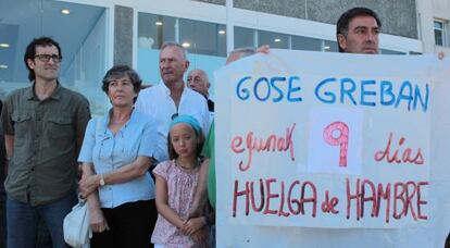 Laura Mintegi, esta mañana en la concentración en apoyo a Uribetxeberria ante el Hospital Donostia.