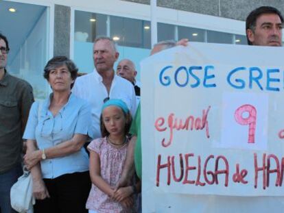 Laura Mintegi, esta mañana en la concentración en apoyo a Uribetxeberria ante el Hospital Donostia.