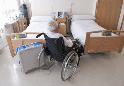 Una mujer en silla de ruedas, en su habitación de una residencia de ancianos de Burgos.