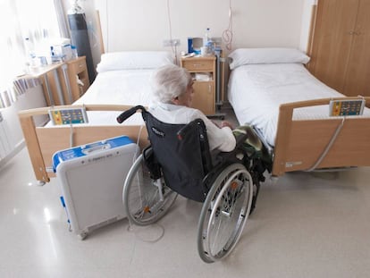 Una mujer en silla de ruedas, en su habitación de una residencia de ancianos de Burgos.