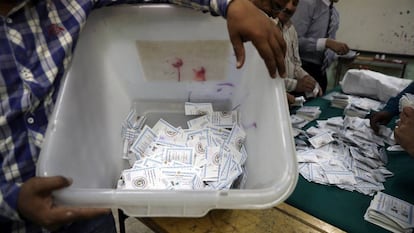 Un hombre lleva una urna con votos para el recuento en Egipto.