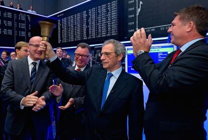 César Alierta (centro), durante la salida a Bolsa en Fráncfort.