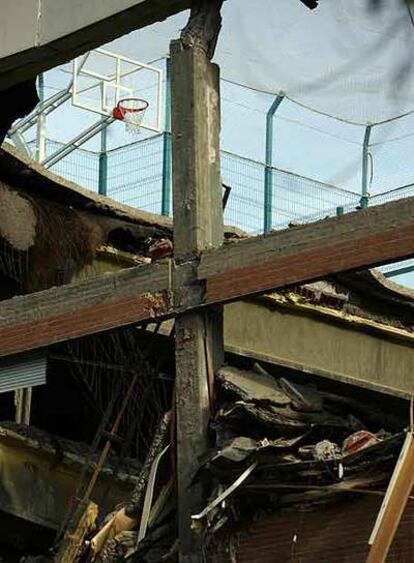 Una canasta de baloncesto, junto a la zona derrumbada.