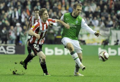 Muniain disputa un balón con un jugador del Werder Bremen.