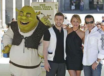 De izquierda a derecha, Shrek, Justin Timberlake, Cameron Díaz y Antonio Banderas, en Madrid.