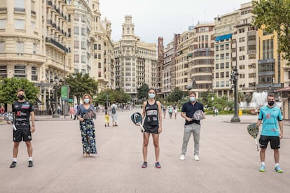 El Ayuntamiento de Valencia y la Federación de Padel de la Comunitat presentaron este martes los detalles de la fase final del World Padel Tour. En la imagen, la jugadora Tamara Icardo  y los hermanos Joste y Javi Rico.