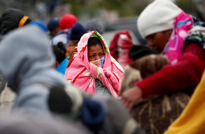 Una mujer se resguarda de las bajas temperaturas en la ciudad de Matamoros, en el Estado de Tamaulipas