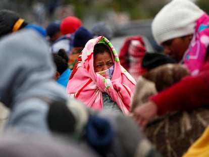 Una mujer se resguarda de las bajas temperaturas en la ciudad de Matamoros, en el Estado de Tamaulipas.