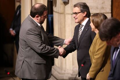 Oriol Junqueras saluda l'expresident Mas davant de Carme Forcadell, segona autoritat catalana.