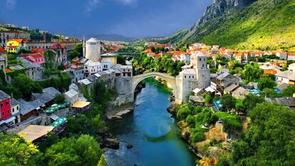 El puente Stari Most es el monumento más emblemático de Mostar, en Bosnia y Herzegovina.