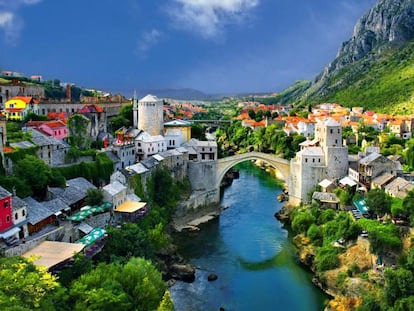 El puente Stari Most es el monumento más emblemático de Mostar, en Bosnia y Herzegovina.