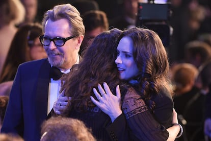 El reencuentro de Gary Oldman y Winona Ryder

Un cuarto de siglo despus de Drcula de Bram Stoker la intrprete se reencontr con Oldman en la gala de premios. ?Le recordara al actor que sin su conviccin personal l nunca hubiese estado en la pelcula?