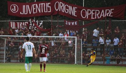 Torcida organizada se concentra atrás de um dos gols da Javari durante um Juventus x Portuguesa.