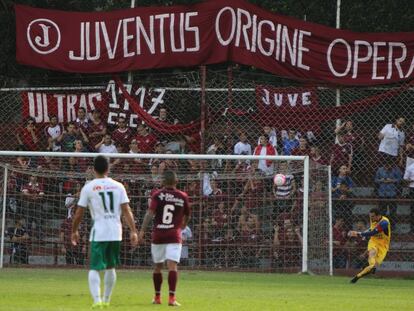 Torcida organizada se concentra atrás de um dos gols da Javari durante um Juventus x Portuguesa.