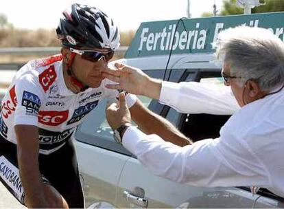 El corredor, atendido médicamente durante la carrera