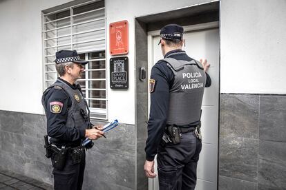 Dos policías locales de la Comisaría de Proximidad del Marítimo realizan inspecciones en bajos y pisos de Valencia el pasado mes de enero en Valencia.